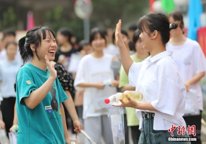 “包租公”生意缩水，香港地产豪门也开始亏钱了