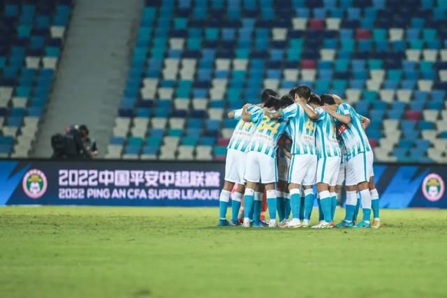 周杰伦转战昆明开唱 妻子昆凌陪伴过安检显甜蜜 2015-12-20 20日上午，周杰伦从深圳出发前往昆明，魔天伦演唱会最后一场将上演。